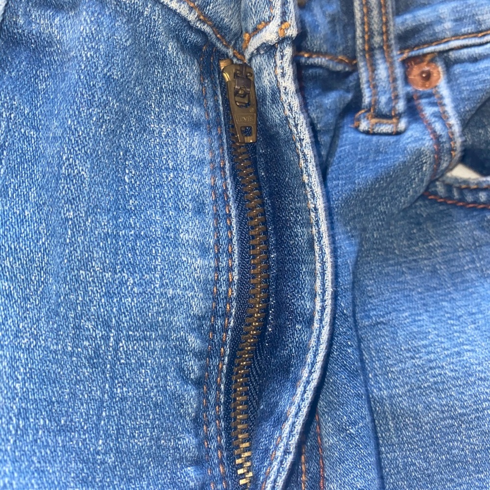 LEVIS Cuffed Capris - Picture 3 of 4